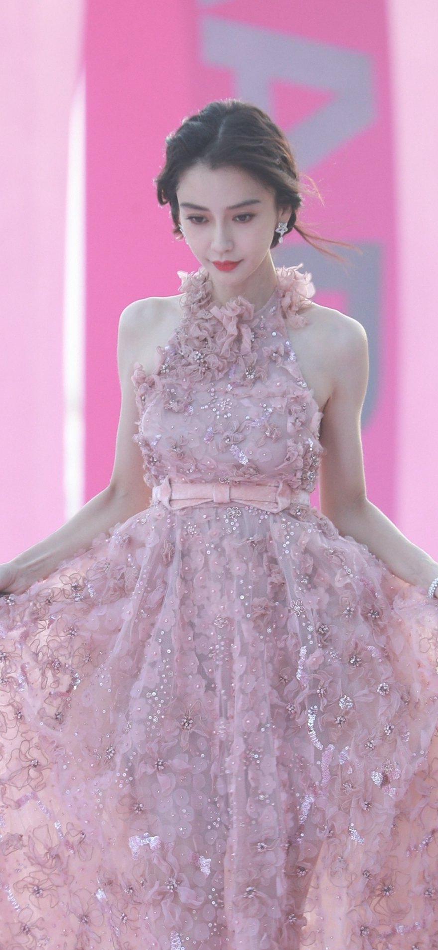 Angelababy红毯yyds一袭粉色长裙优雅恬静美图