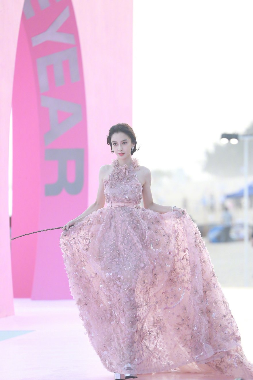 Angelababy红毯yyds一袭粉色长裙优雅恬静美图