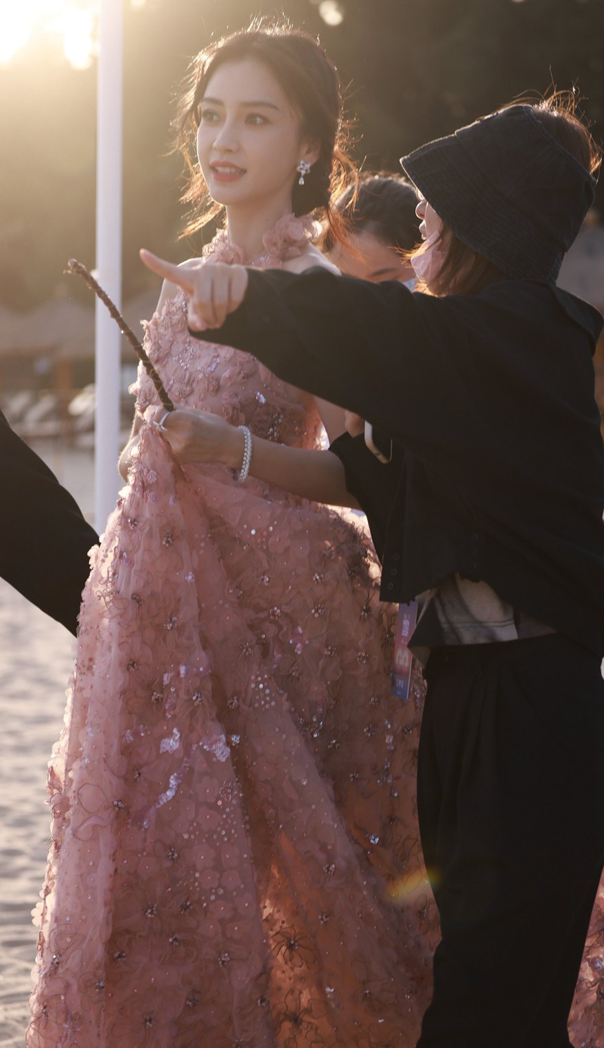 Angelababy红毯yyds一袭粉色长裙优雅恬静美图