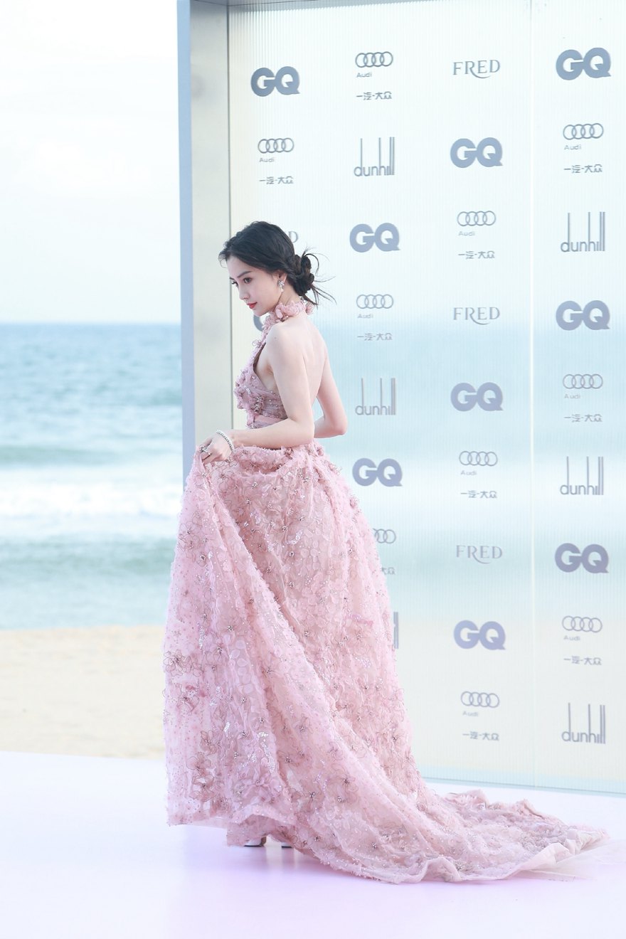 Angelababy红毯yyds一袭粉色长裙优雅恬静美图