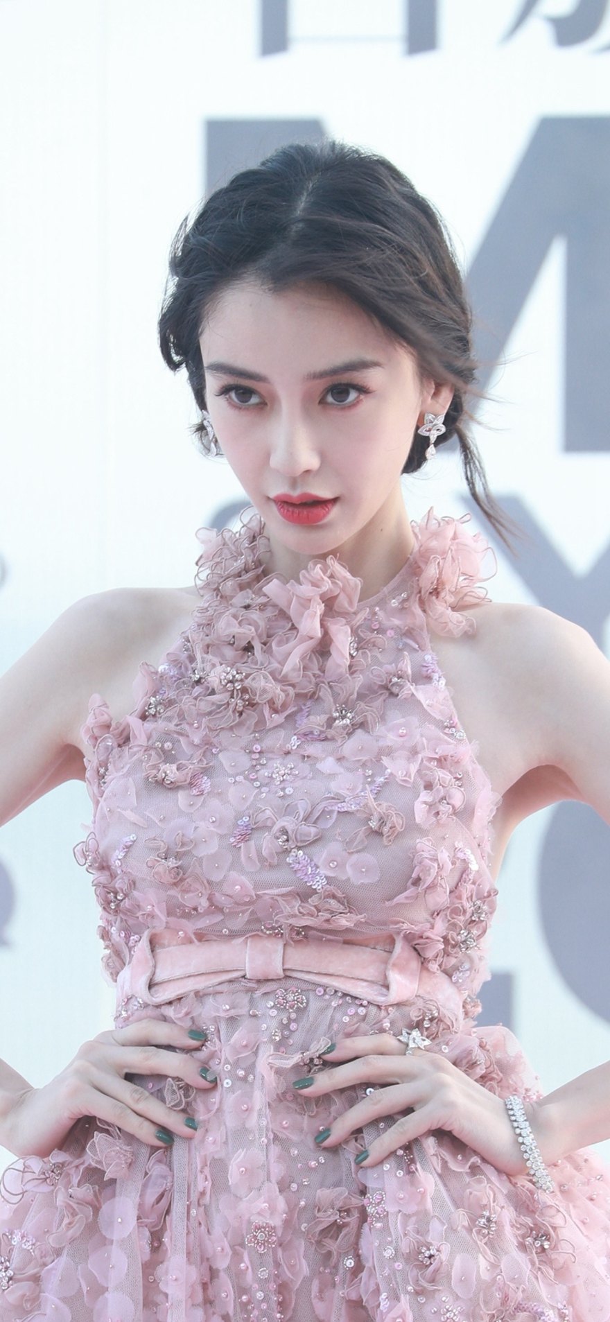 Angelababy红毯yyds一袭粉色长裙优雅恬静美图