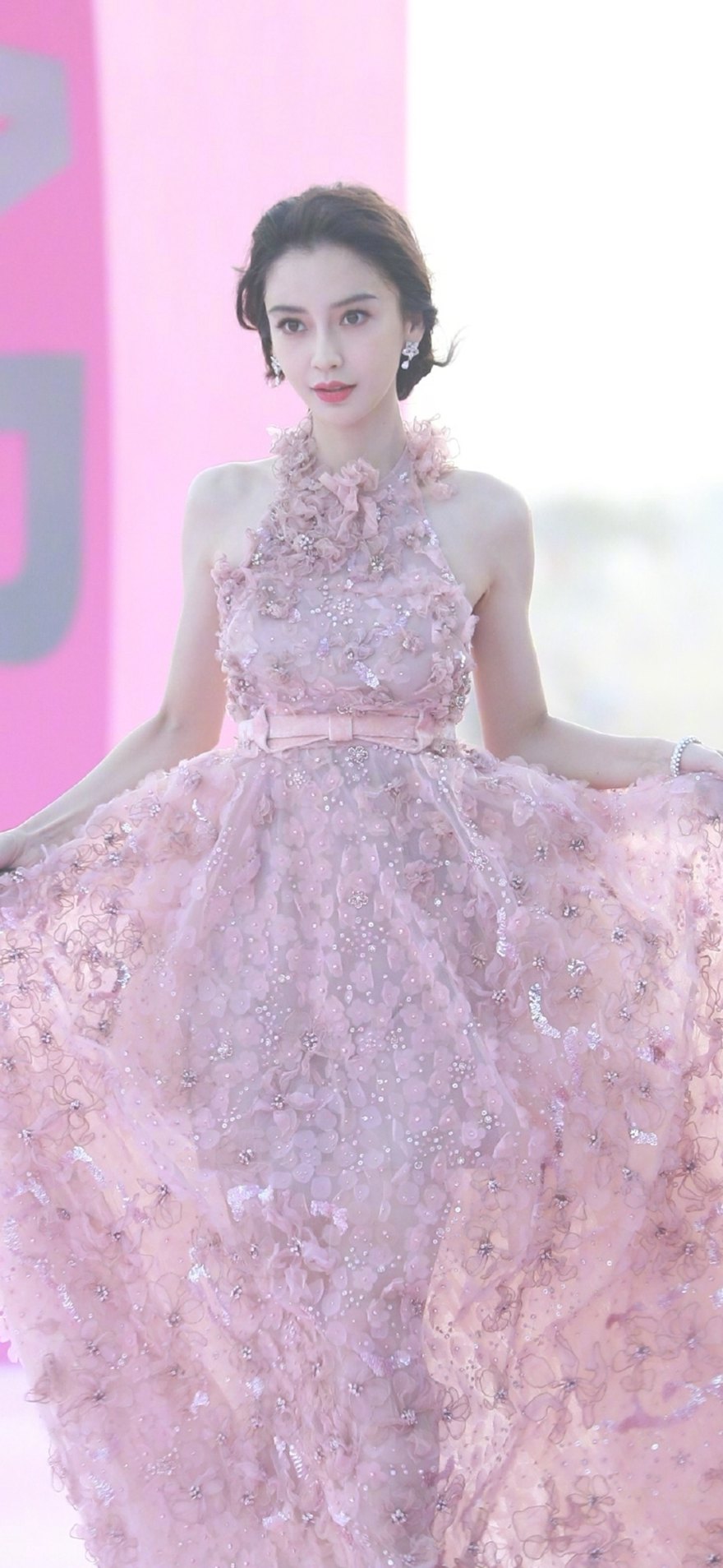 Angelababy红毯yyds一袭粉色长裙优雅恬静美图