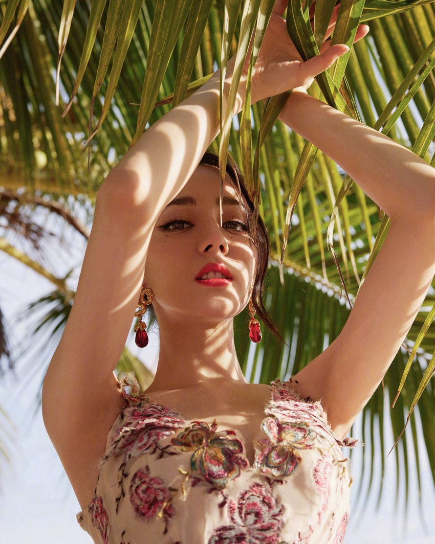 迪丽热巴花仙子红毯造型娇艳迷离胶片风大片