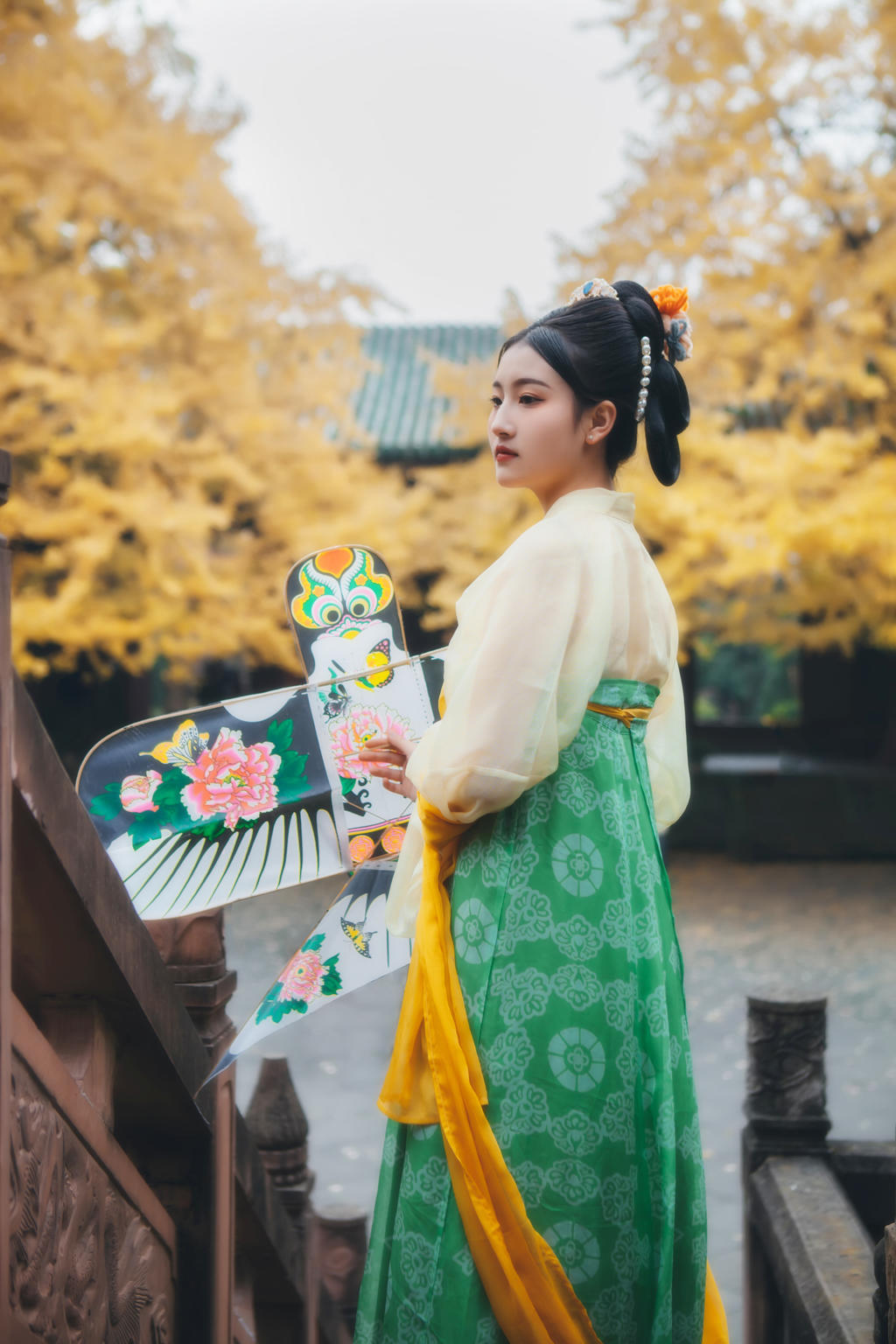 放风筝的汉服少女秋意正浓写真