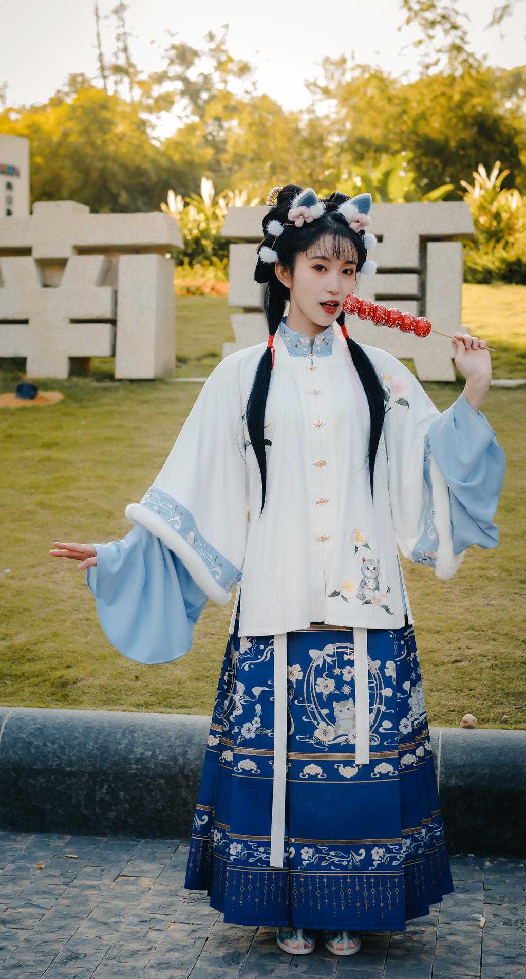 爱吃糖葫芦的汉服少女户外写真