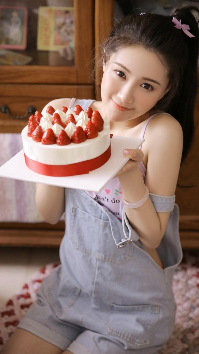 年轻女孩低胸吊带傲人上围套图