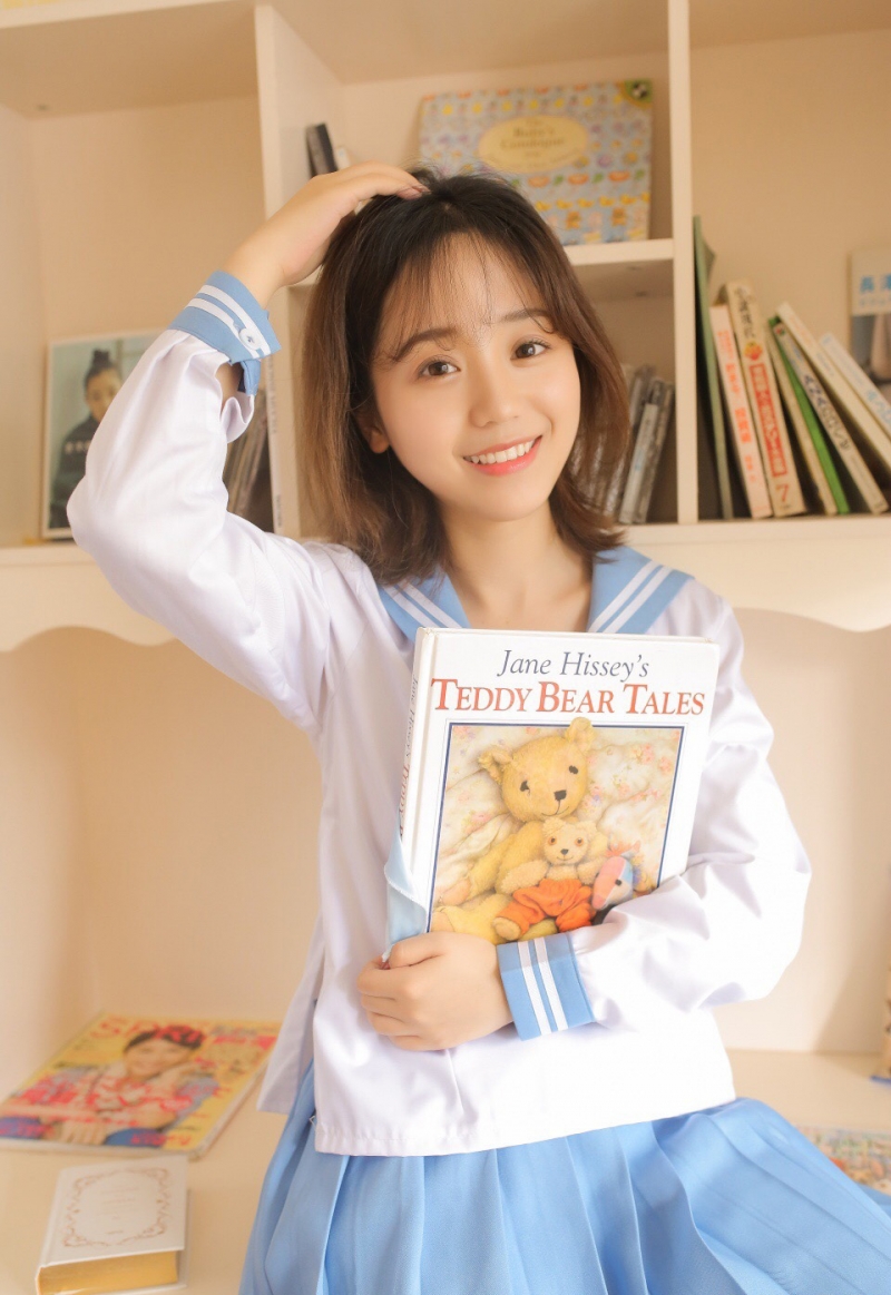 短发妹子水手制服青春活力写真