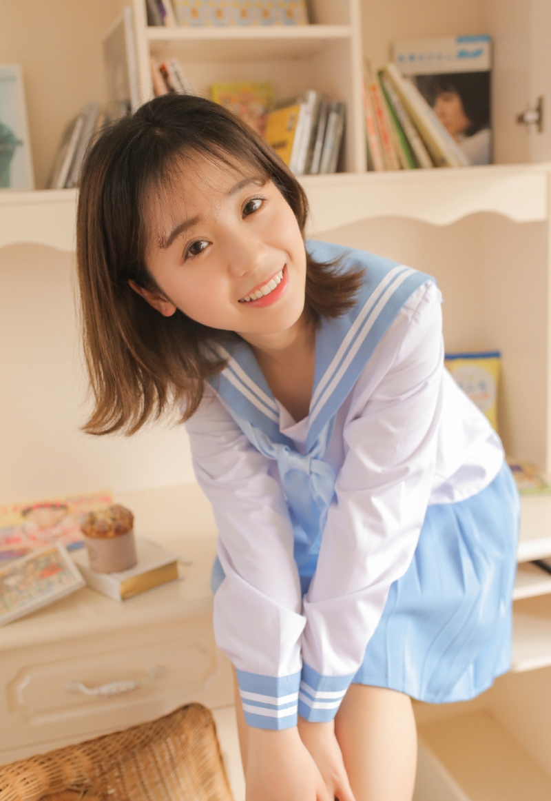 短发妹子水手制服青春活力写真