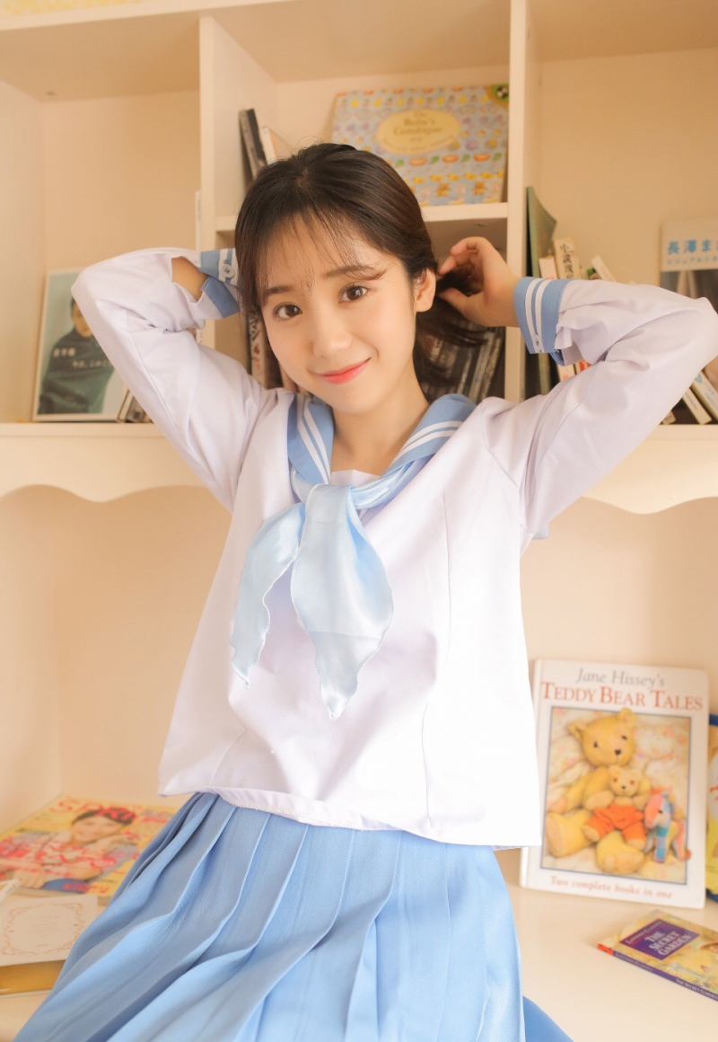 短发妹子水手制服青春活力写真