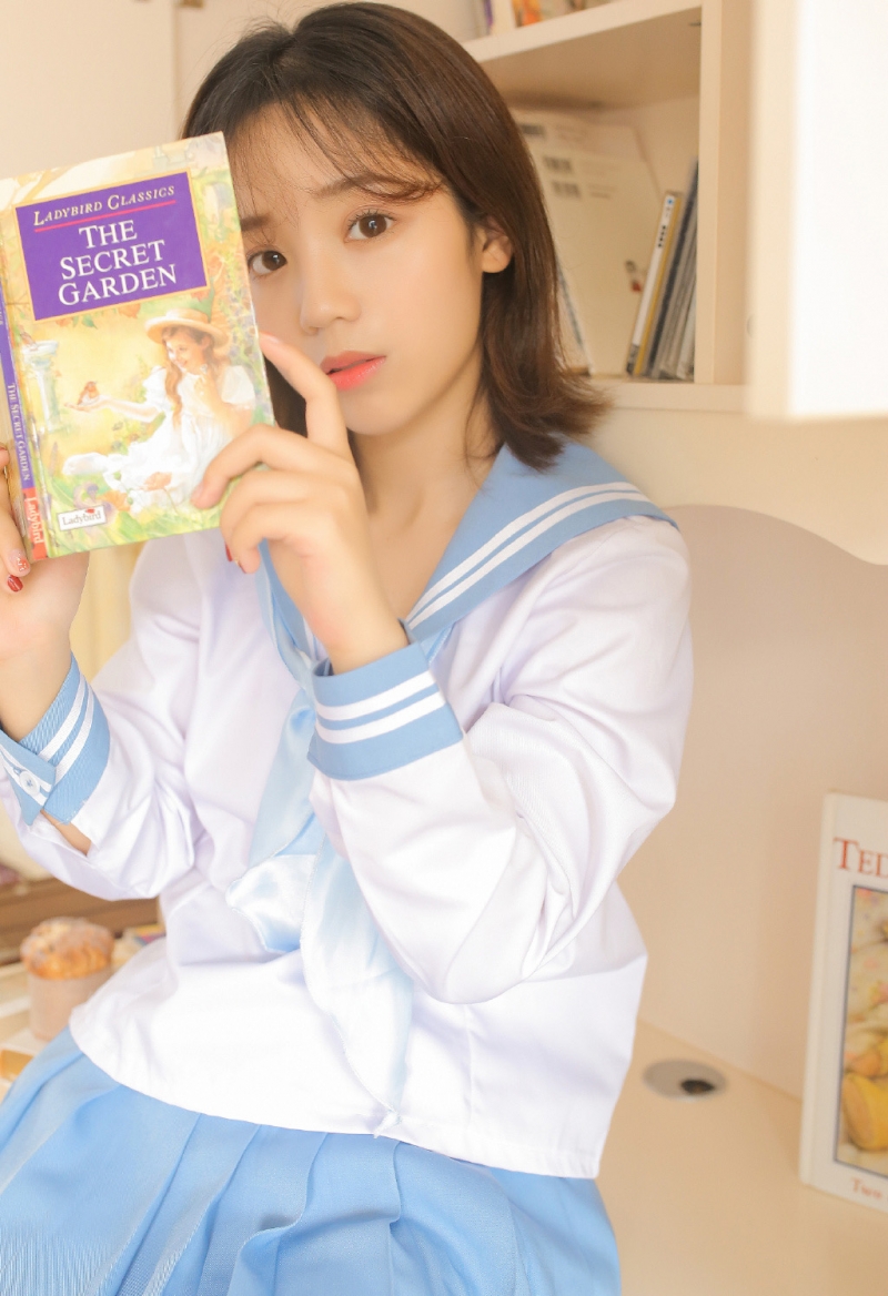 短发妹子水手制服青春活力写真