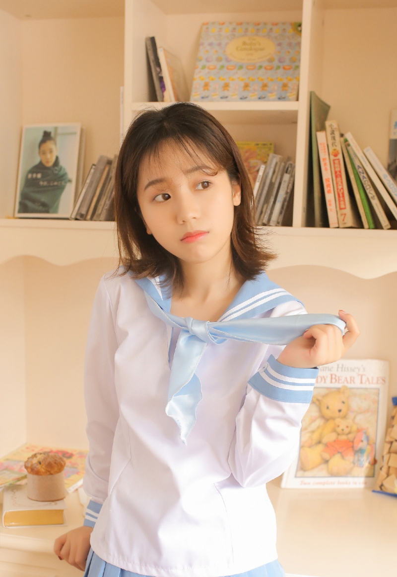 短发妹子水手制服青春活力写真