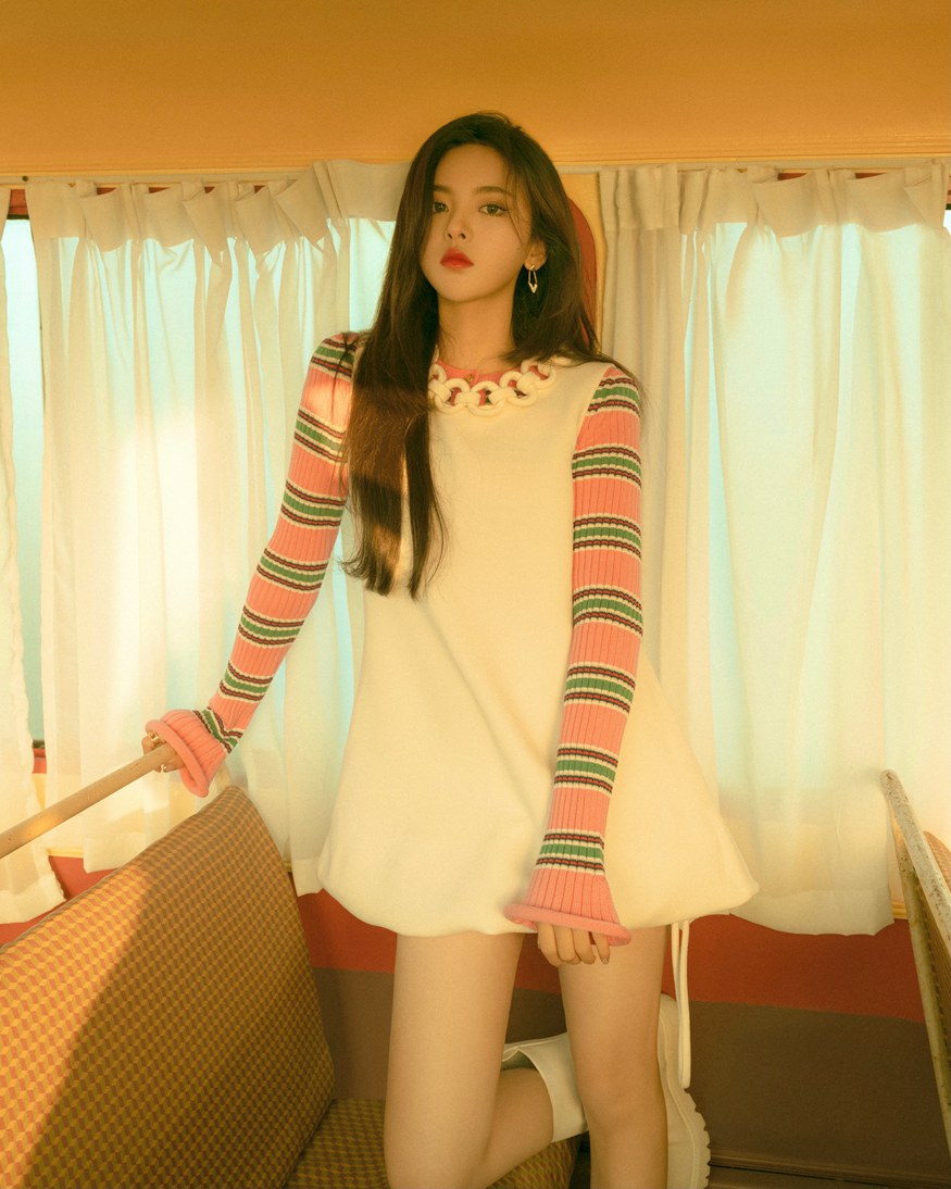 杨超越暮光公路大片化身可甜可盐落日甜心