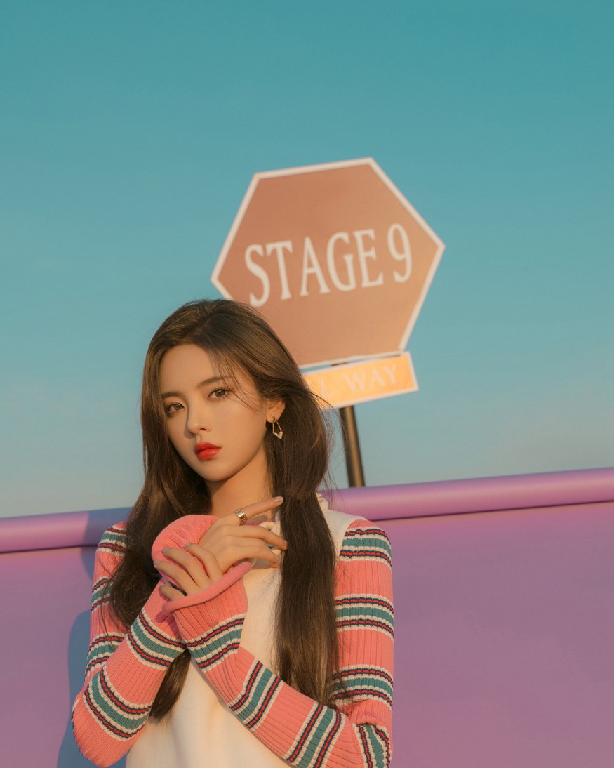 杨超越暮光公路大片化身可甜可盐落日甜心