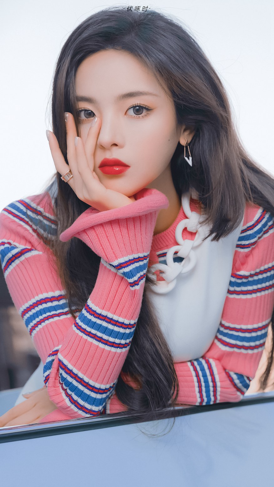 杨超越暮光公路大片化身可甜可盐落日甜心