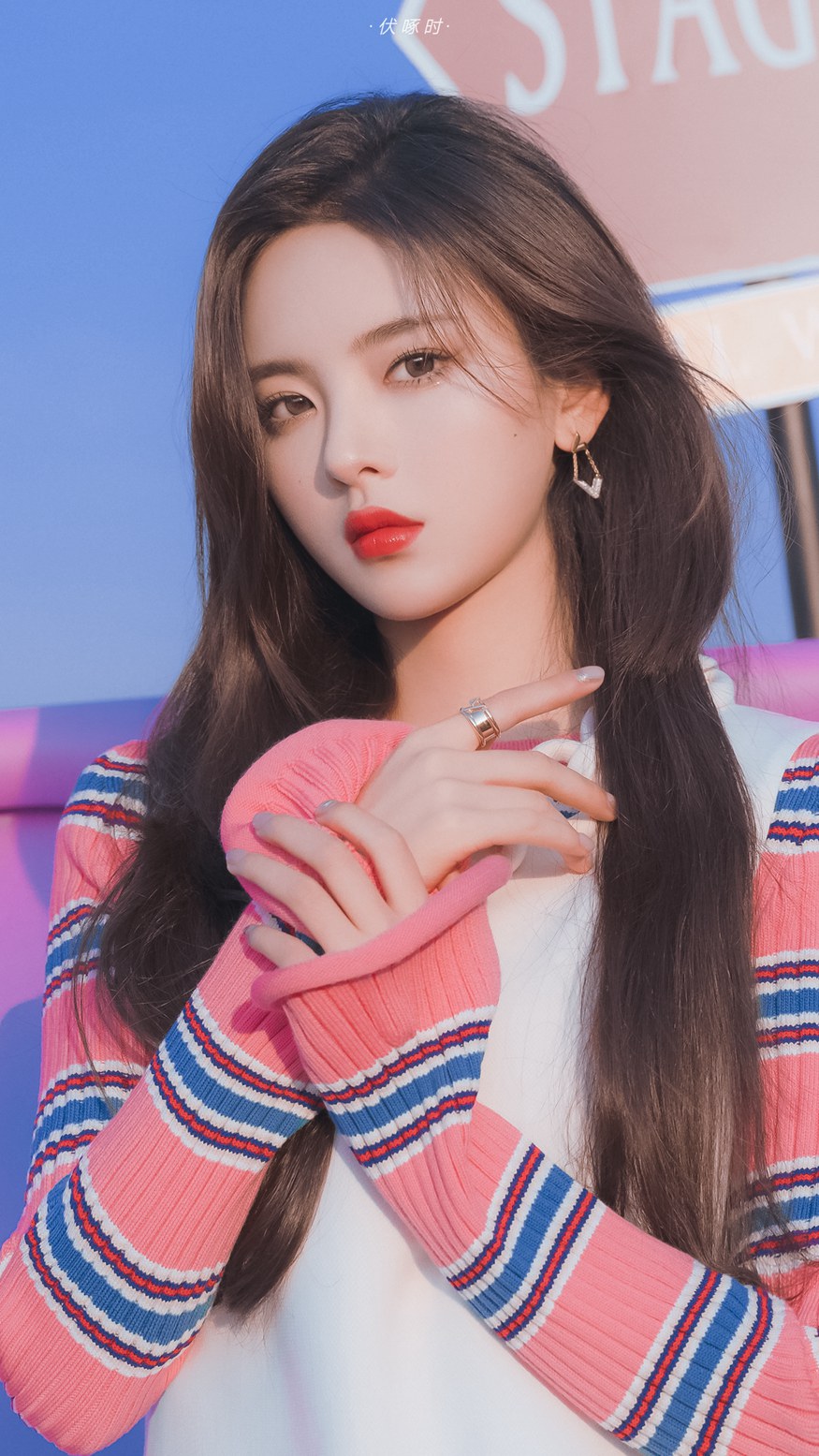 杨超越暮光公路大片化身可甜可盐落日甜心