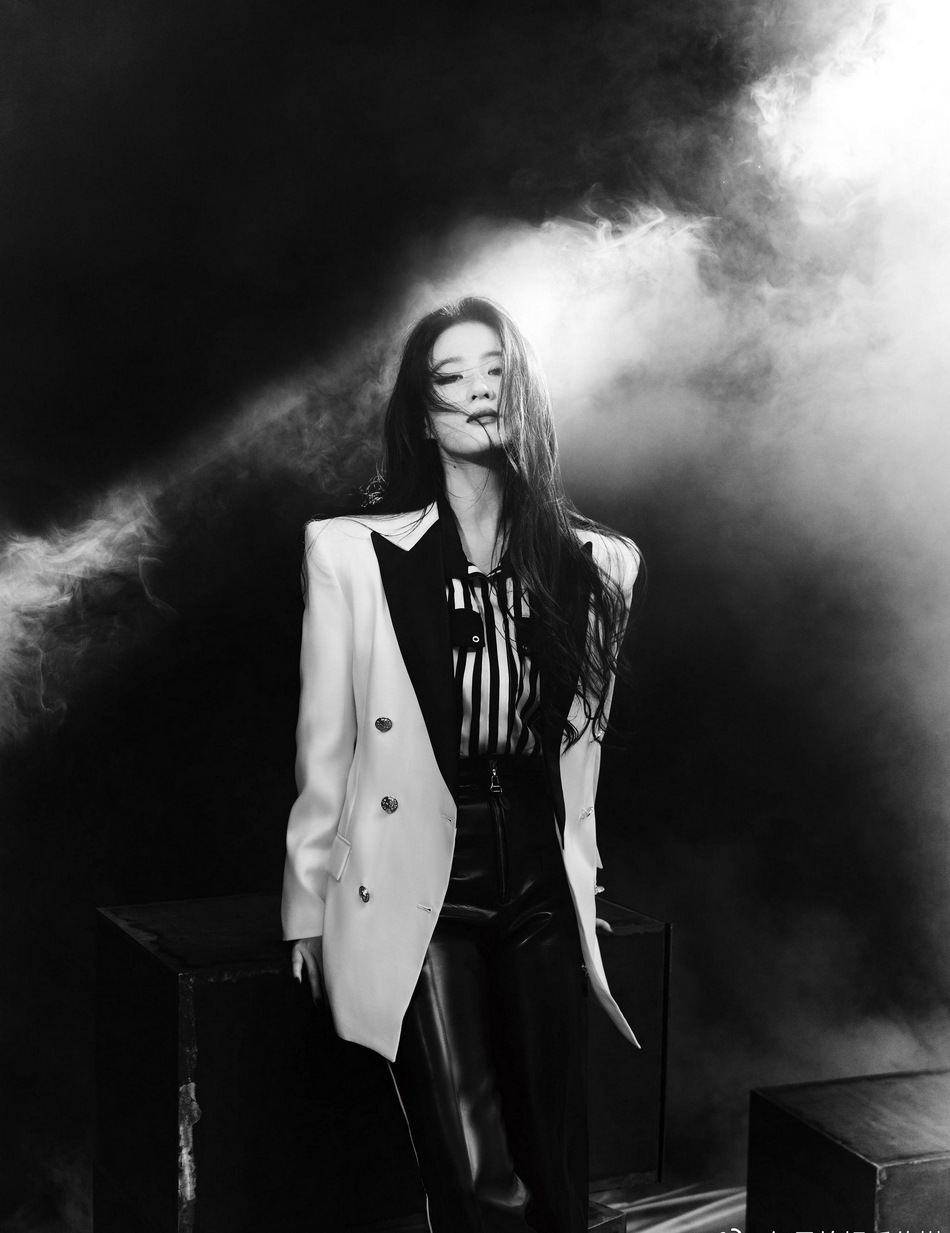 刘亦菲西装皮裤造型又酷又飒写真