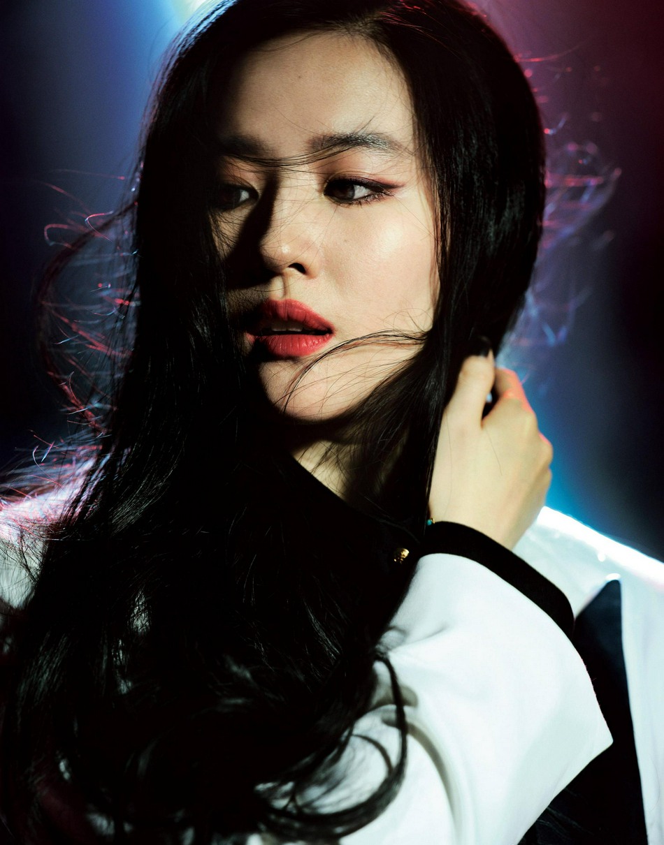 刘亦菲西装皮裤造型又酷又飒写真