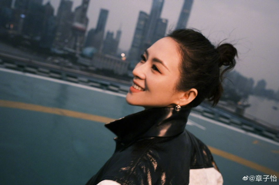 章子怡丸子头造型女王范十足写真