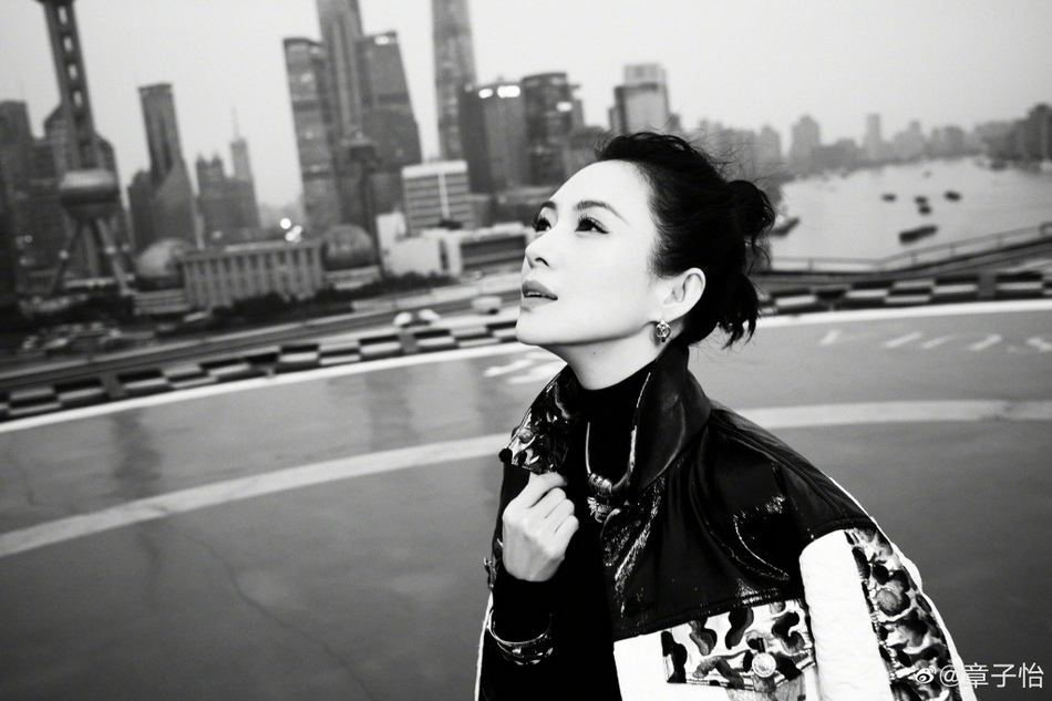 章子怡丸子头造型女王范十足写真