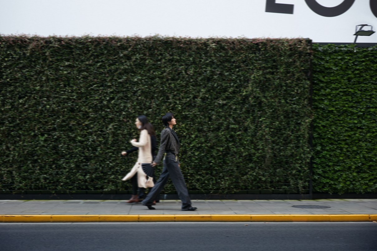 姚安娜上海街头大片短发酷帅风写真