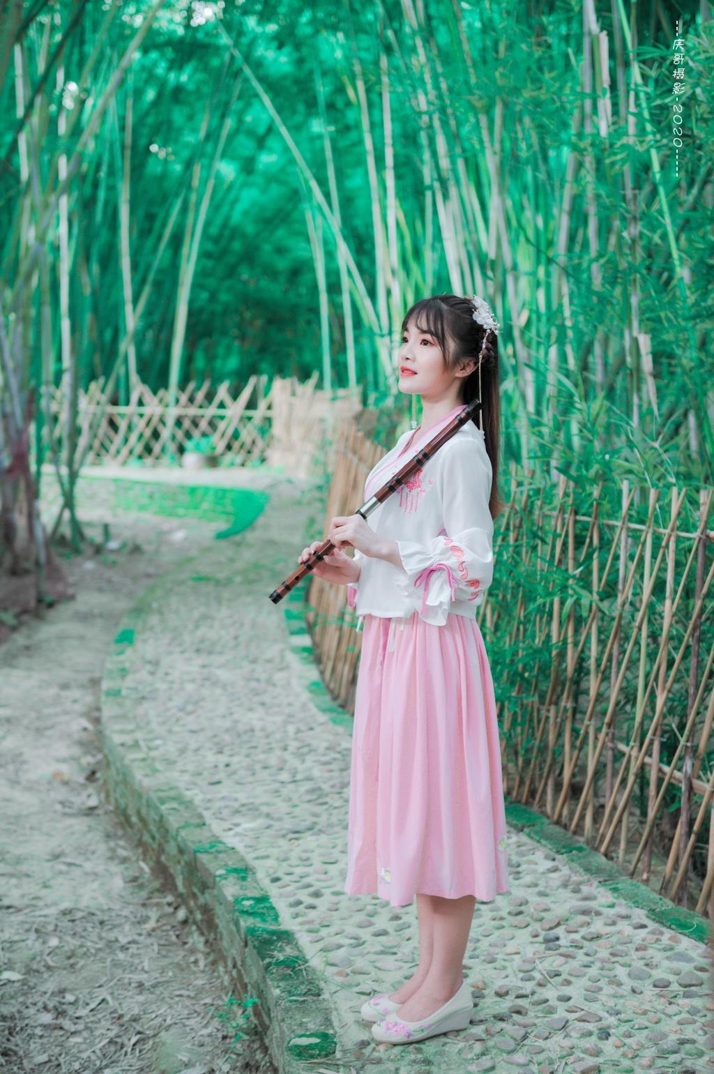 汉服少女粉雕玉琢清新脱俗图片