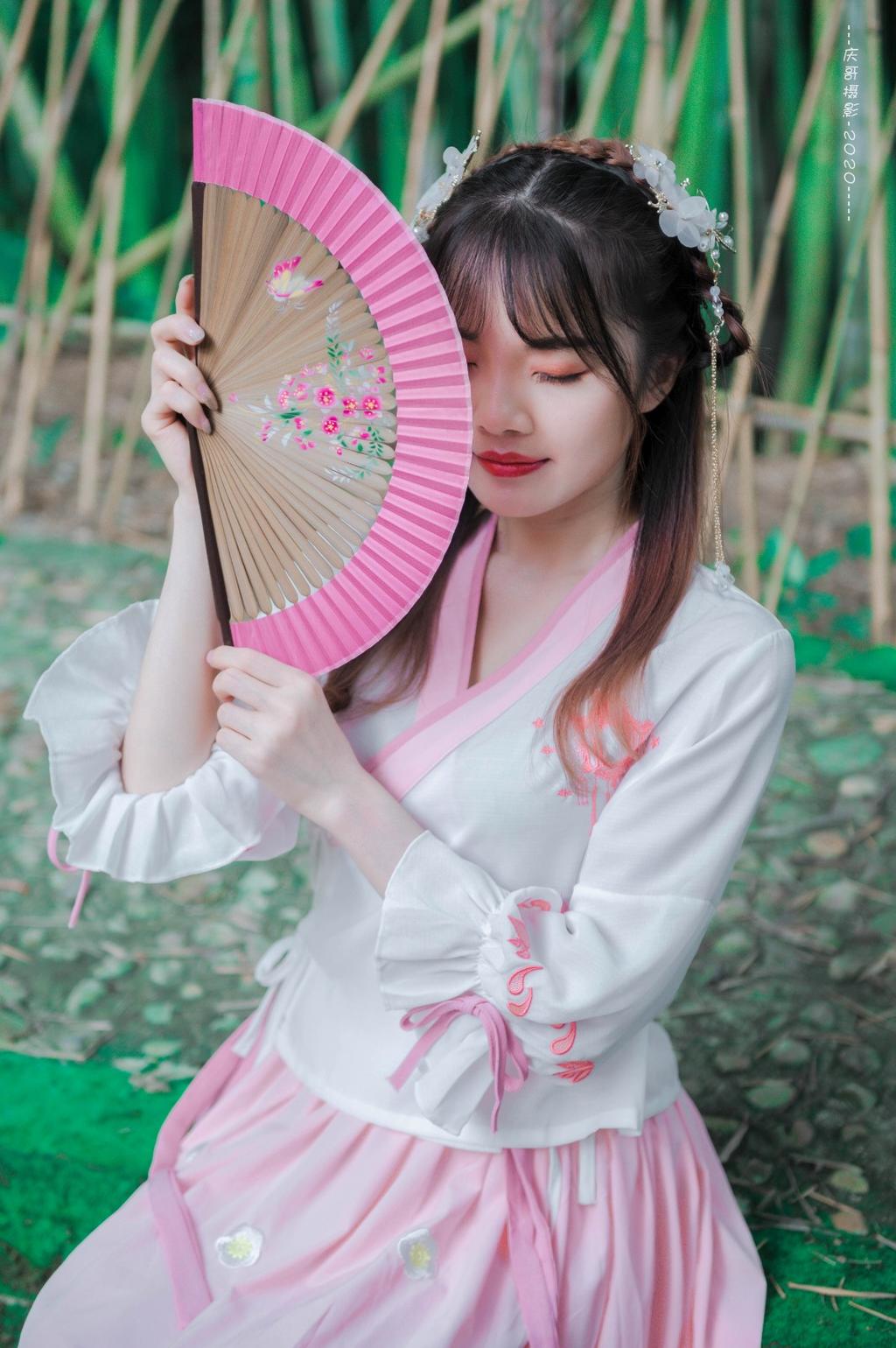 汉服少女粉雕玉琢清新脱俗图片