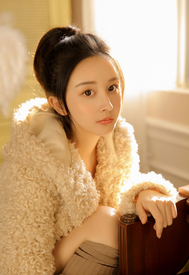 阳光下的元气少女美腿玉足图片