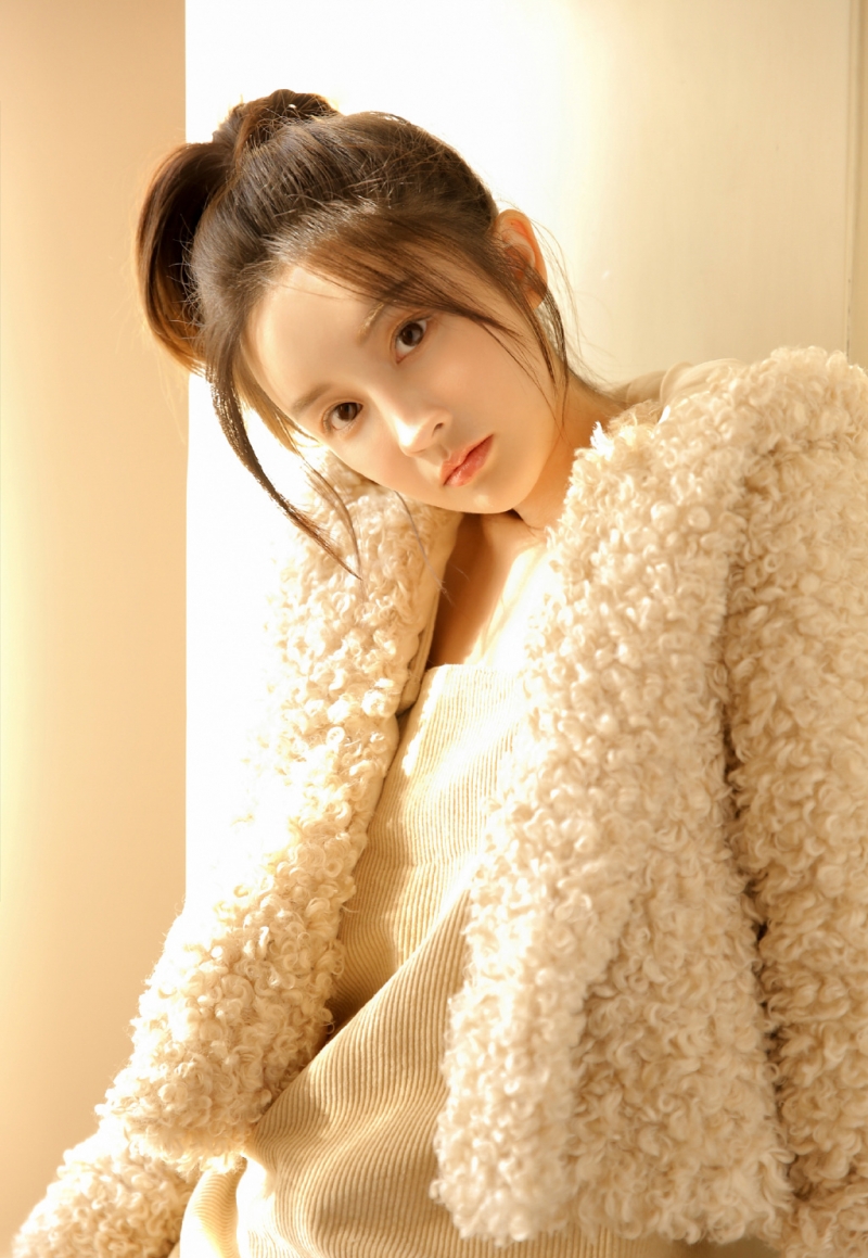 阳光下的元气少女美腿玉足图片