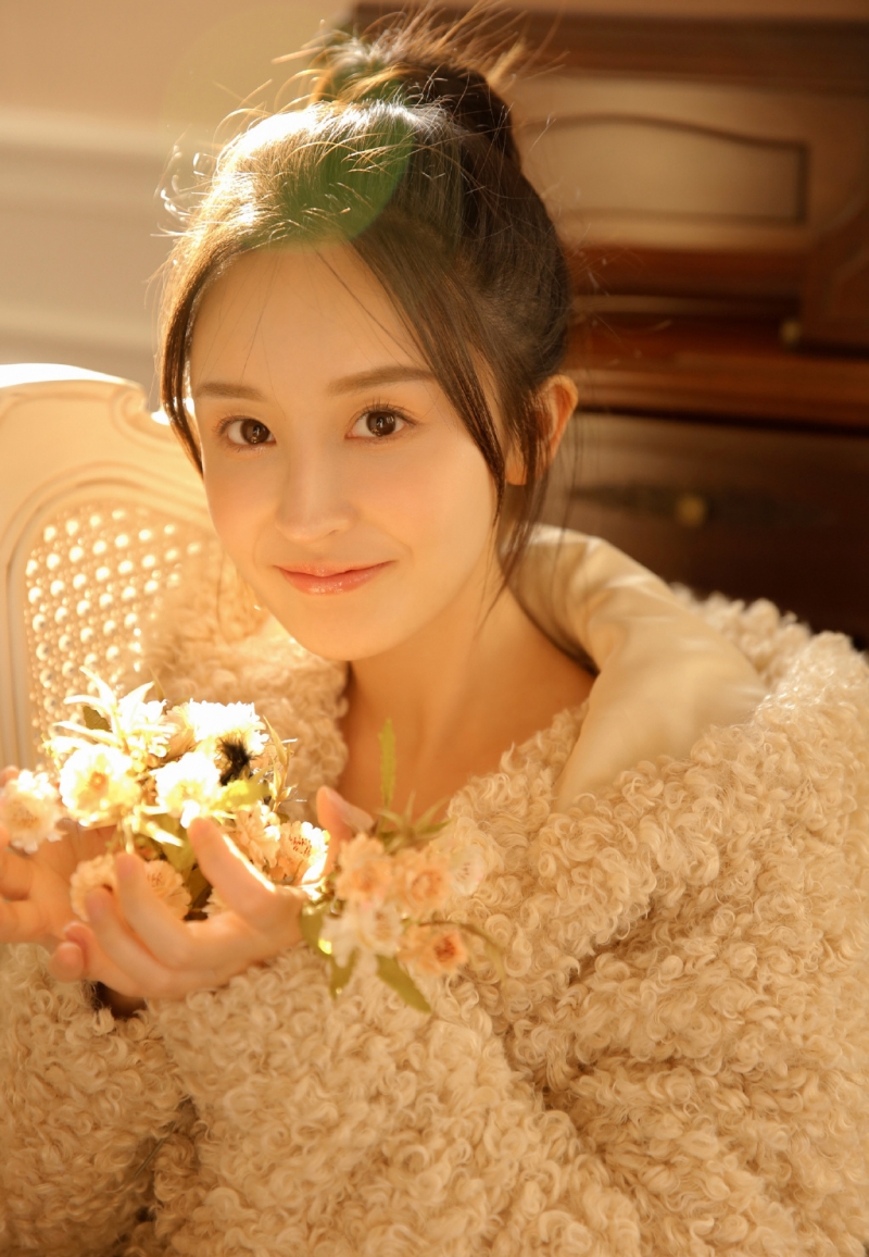 阳光下的元气少女美腿玉足图片