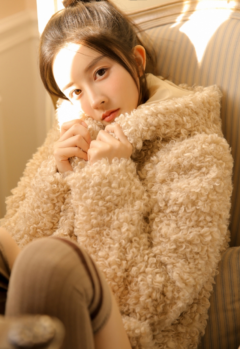 阳光下的元气少女美腿玉足图片