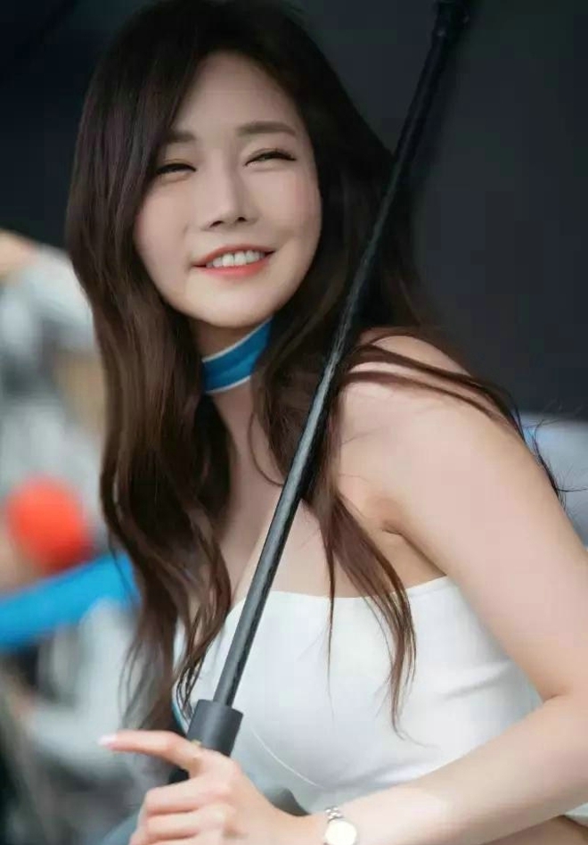 韩国美女车模前凸后翘车展私拍