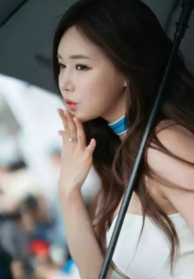 韩国美女车模前凸后翘车展私拍