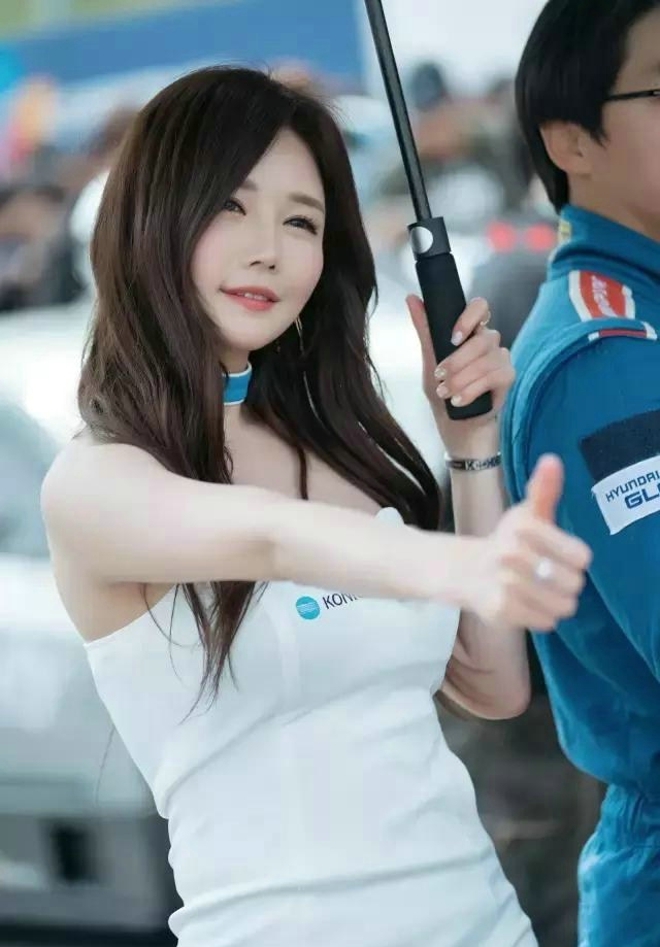 韩国美女车模前凸后翘车展私拍