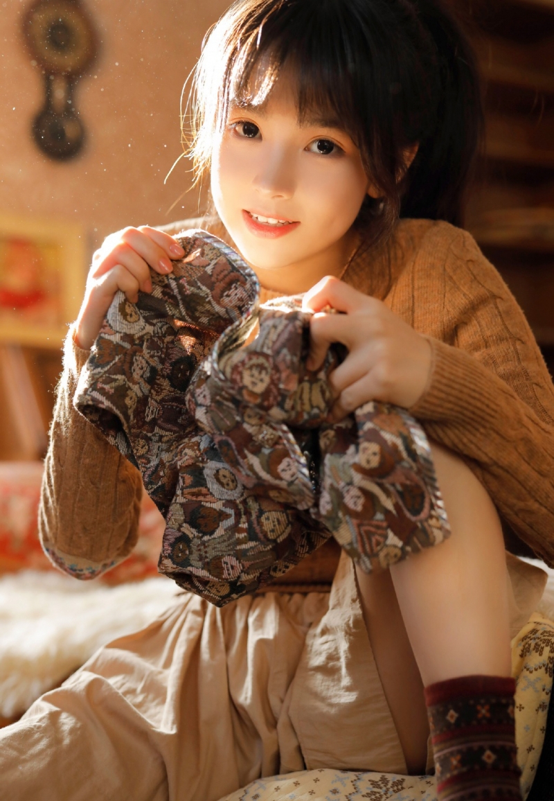 短裙美女修长美腿室内个人写真