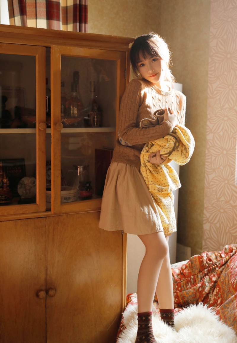 短裙美女修长美腿室内个人写真