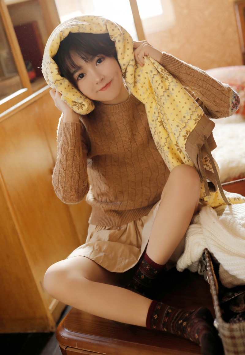 短裙美女修长美腿室内个人写真