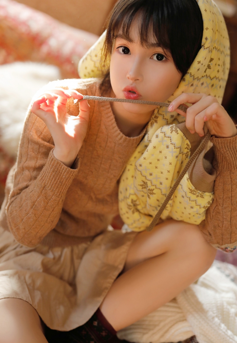 短裙美女修长美腿室内个人写真