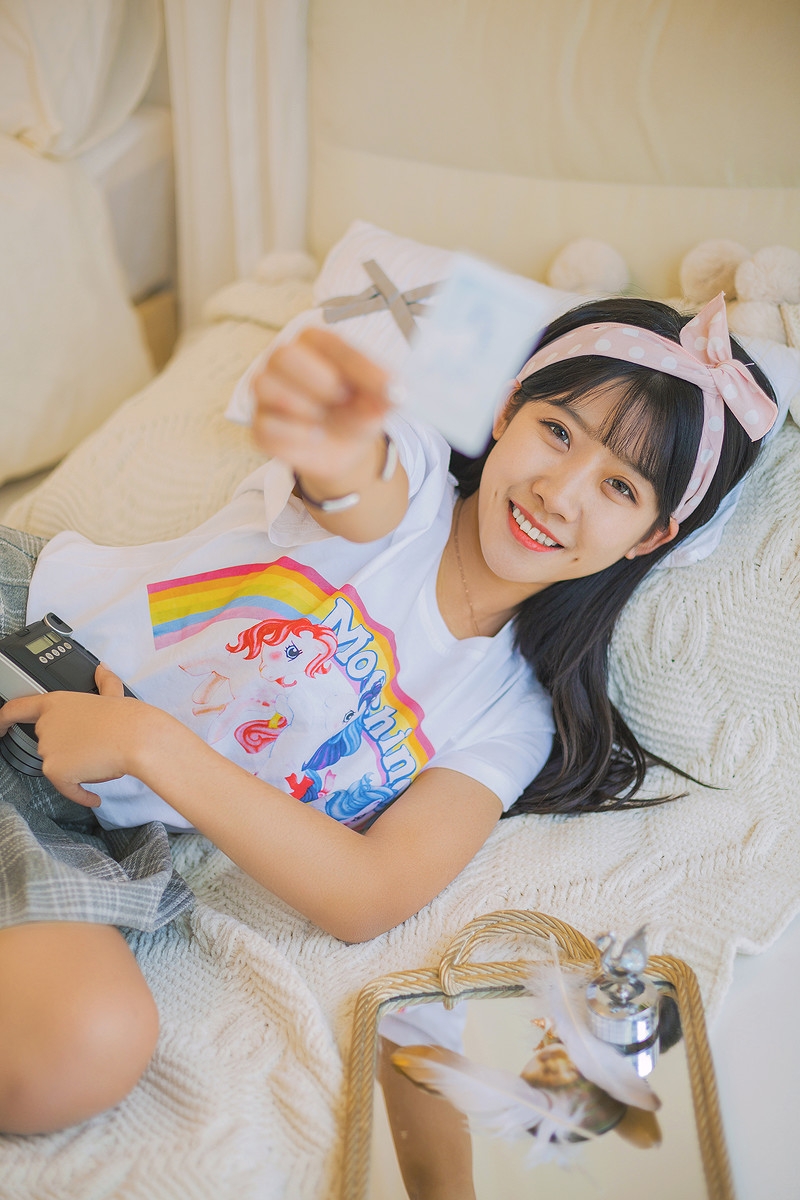 超短裙萌妹子床上慵懒随性写真