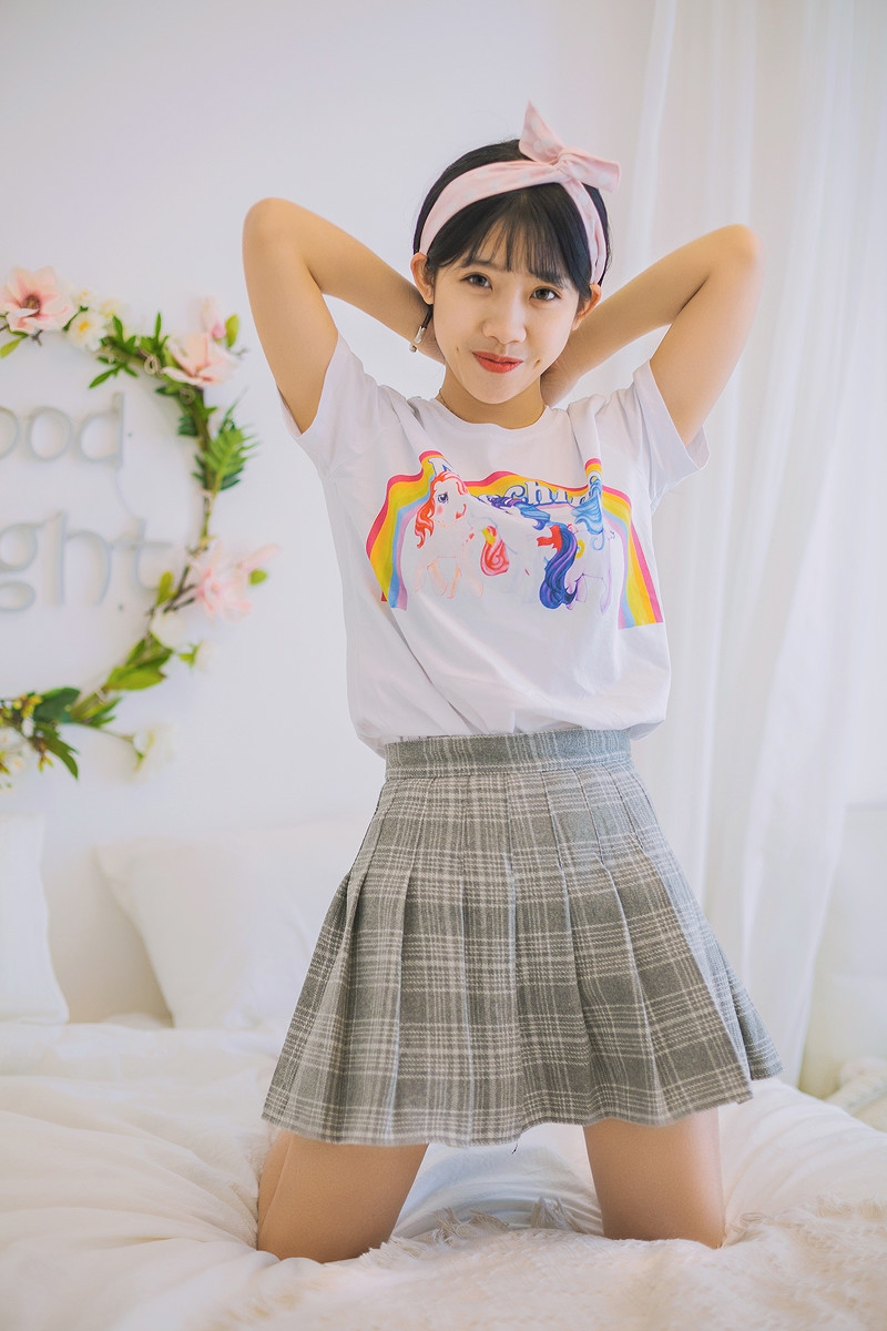 超短裙萌妹子床上慵懒随性写真