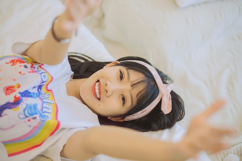 超短裙萌妹子床上慵懒随性写真