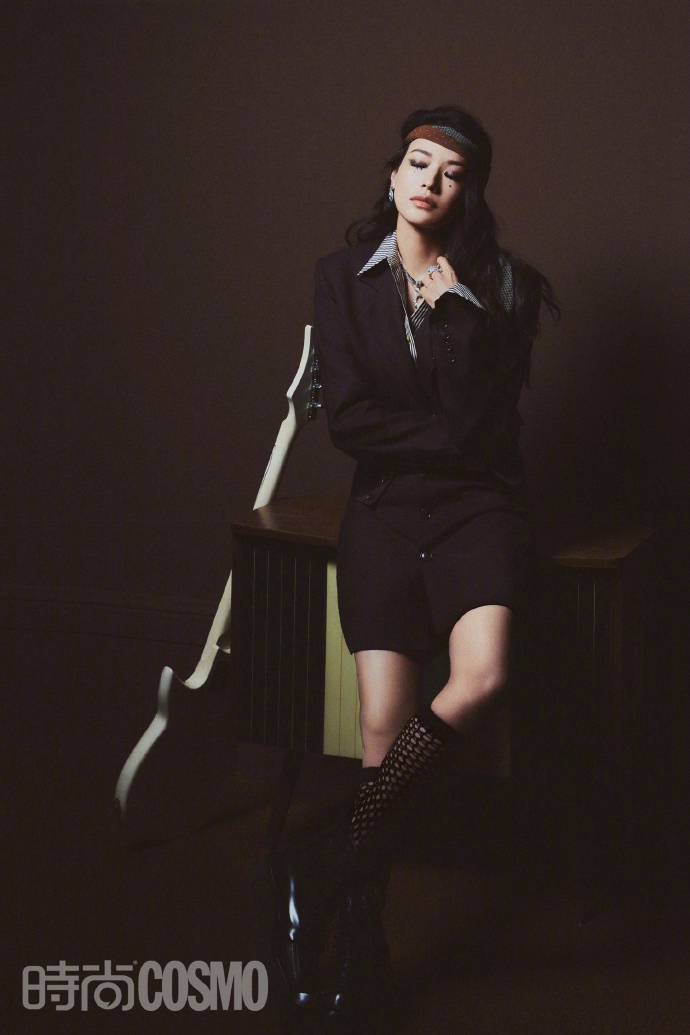 舒淇黑色眼泪妆氛围感十足写真