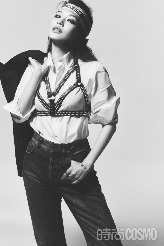 舒淇黑色眼泪妆氛围感十足写真