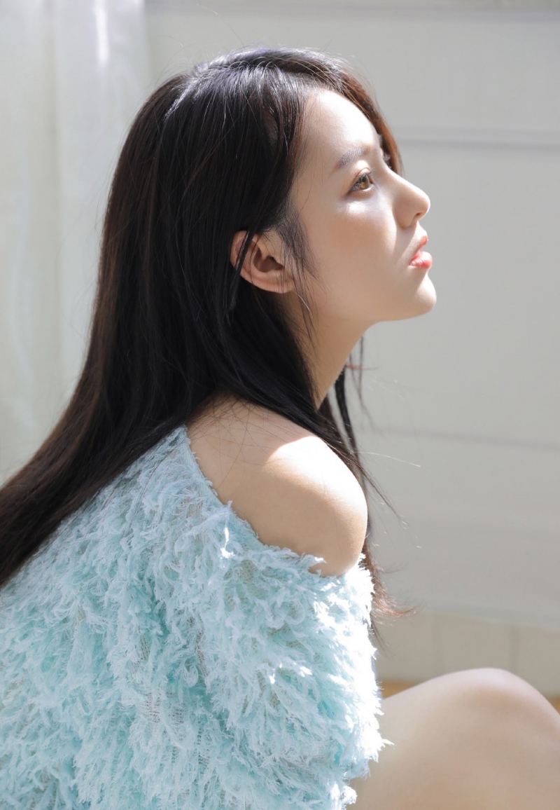 阳光下的美腿美女小露香肩美图