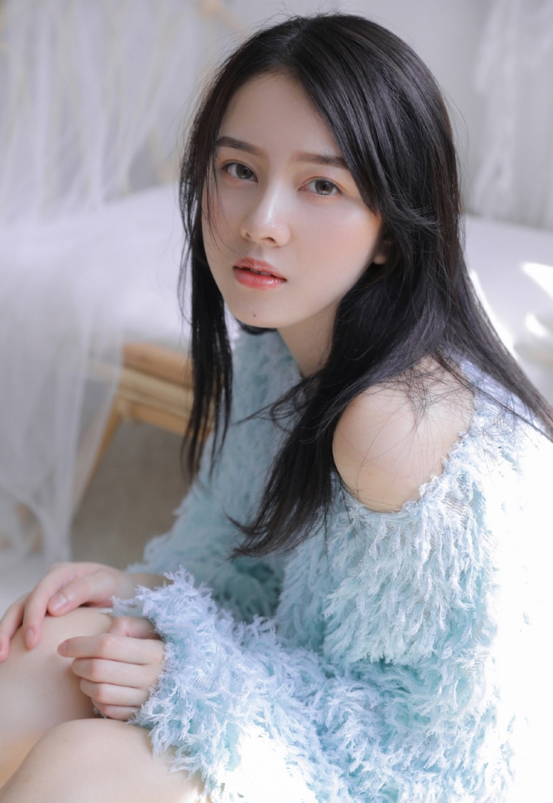 阳光下的美腿美女小露香肩美图