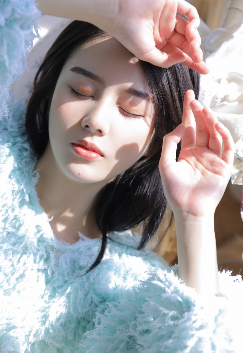 阳光下的美腿美女小露香肩美图