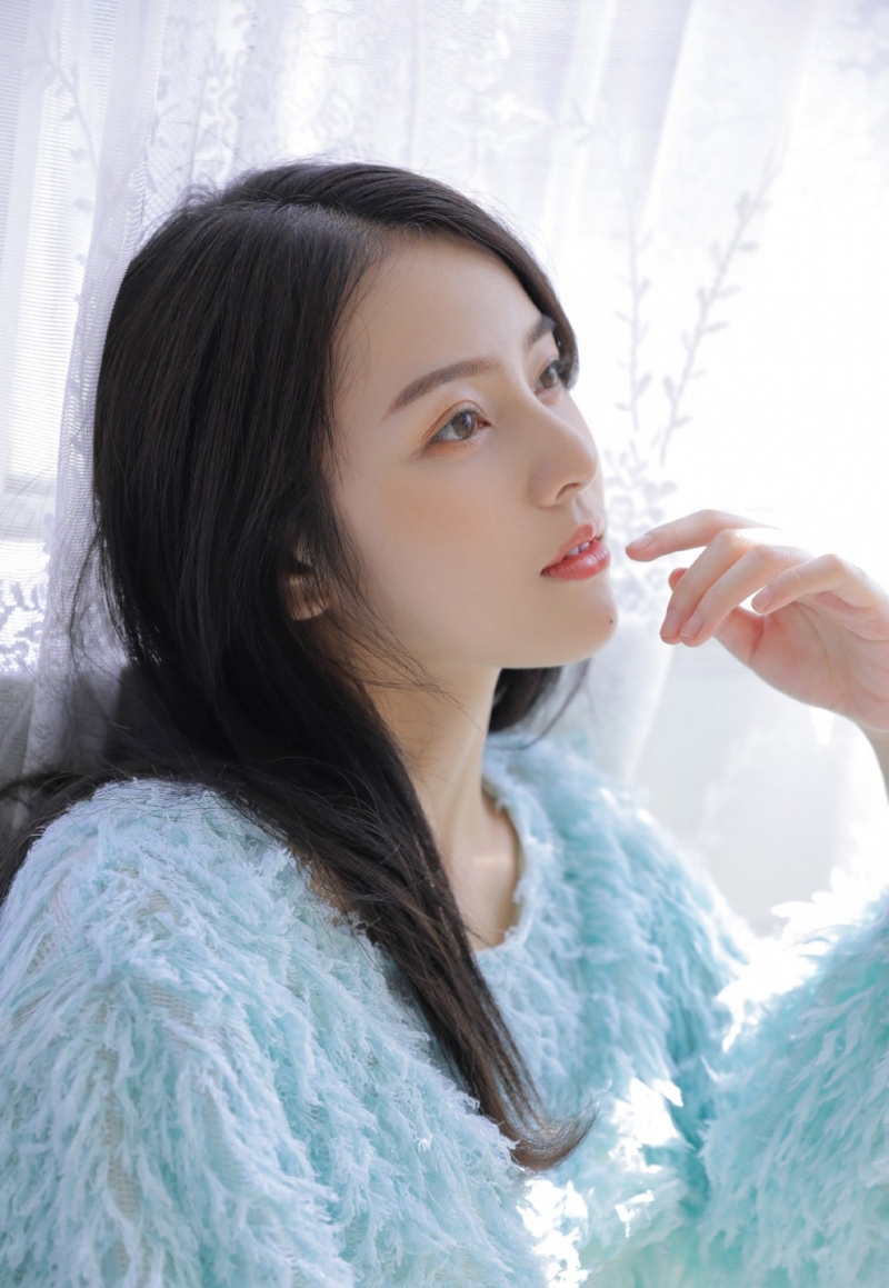 阳光下的美腿美女小露香肩美图