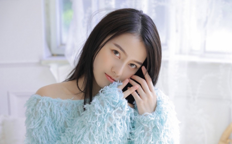 阳光下的美腿美女小露香肩美图