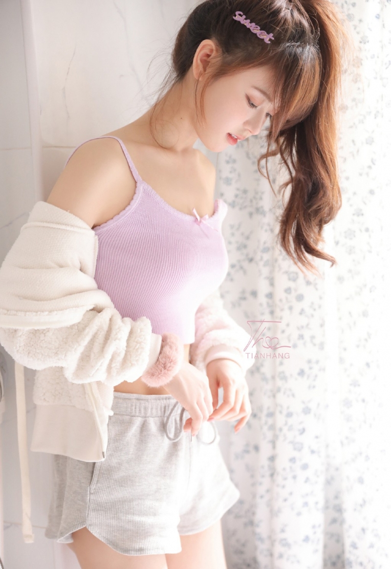 性感少女露脐装超短裤私人拍摄