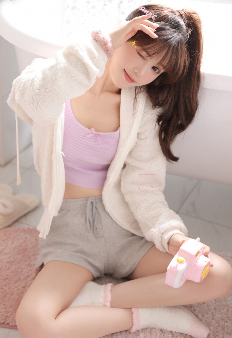 性感少女露脐装超短裤私人拍摄