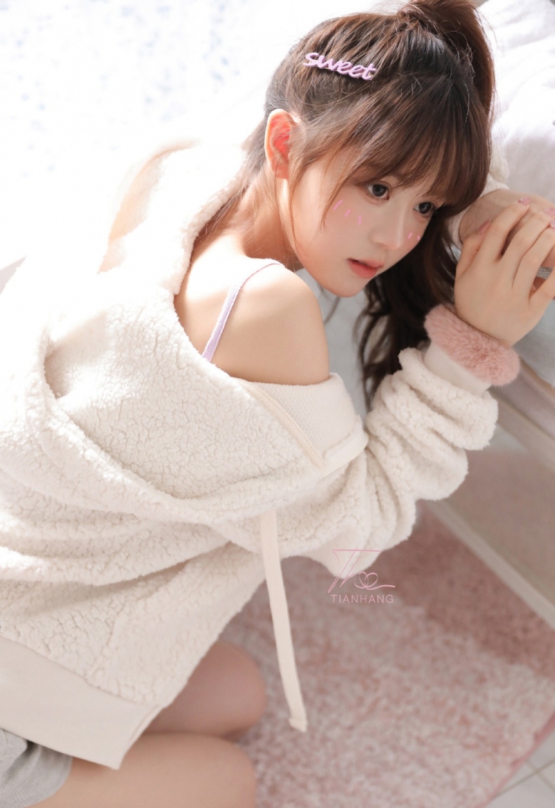 性感少女露脐装超短裤私人拍摄